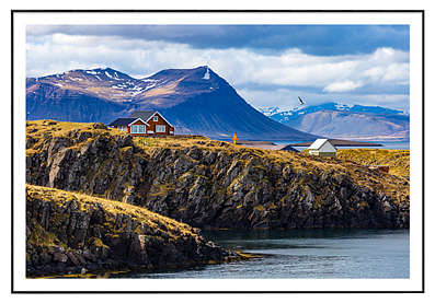 Постер «Великолепный исландский пейзаж с домами» (67 х 47 см) В спальню В прихожую Домашний офис В кабинет В гостиную, гарантия 12 месяцев